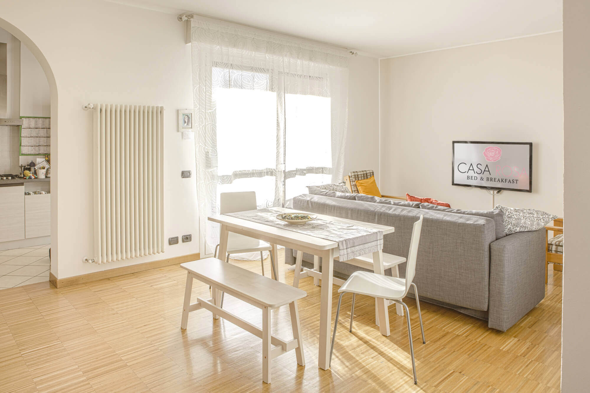 Cucina e tavolo da pranzo di Casa Rosa
